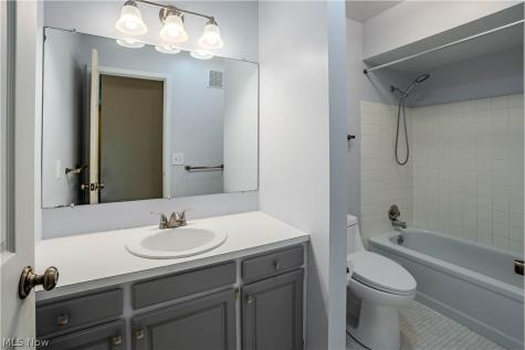 10027 Peachtree Drive Strongsville OH 44149