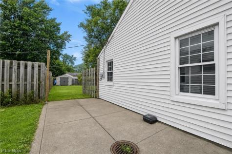 652 Iroquois Trail Willoughby OH 44094