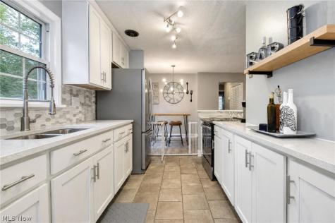652 Iroquois Trail Willoughby OH 44094