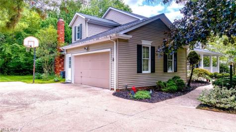 279 Ash Grove Circle Aurora OH 44202