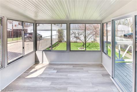 10004 Manoa Avenue Brooklyn OH 44144