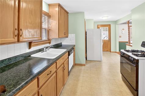 10004 Manoa Avenue Brooklyn OH 44144