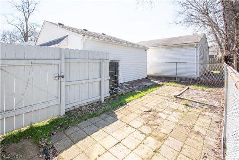 10004 Manoa Avenue Brooklyn OH 44144