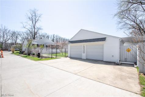 10004 Manoa Avenue Brooklyn OH 44144