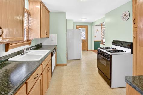 10004 Manoa Avenue Brooklyn OH 44144