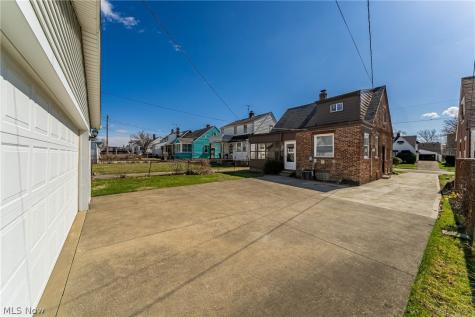 15705 Throckley Avenue Cleveland OH 44128