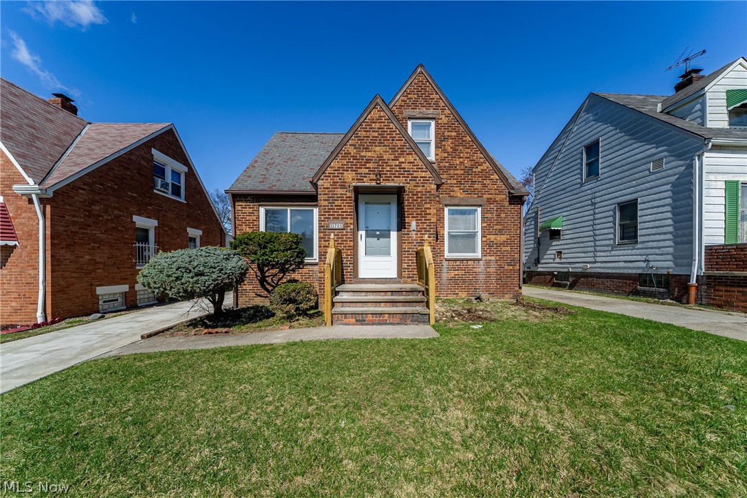 15705 Throckley Avenue Cleveland OH 44128