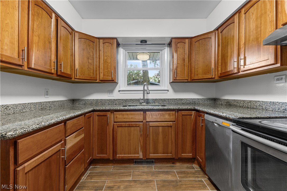8308 Fairhill Drive NE Warren OH 44484