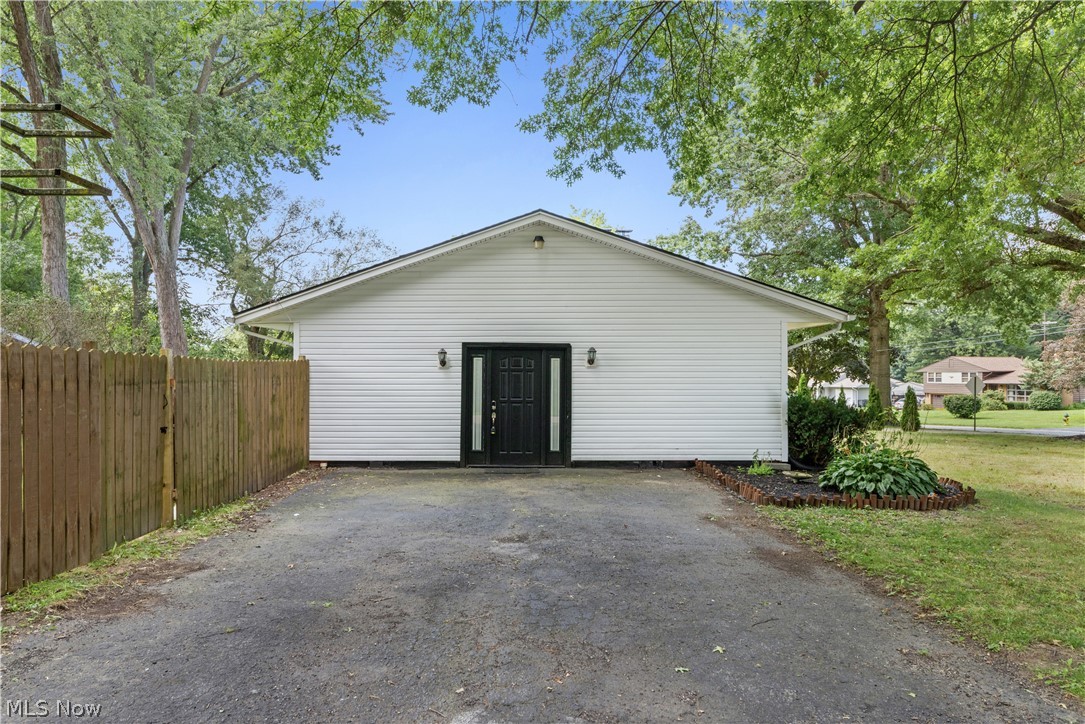 8308 Fairhill Drive NE Warren OH 44484