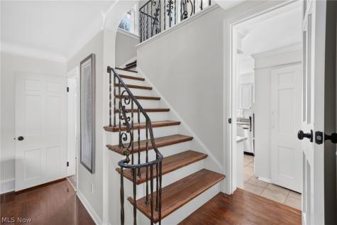 17318 Daleview Drive Lakewood OH 44107