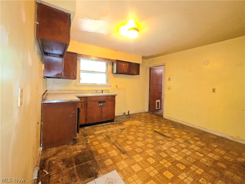 6118 Gladys Avenue Elyria OH 44035