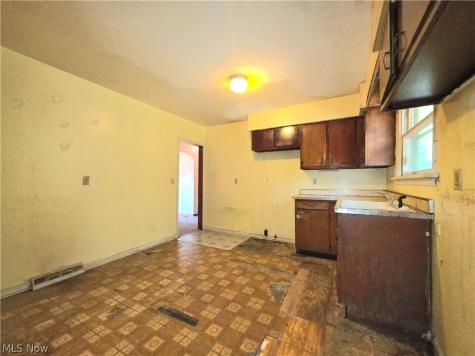 6118 Gladys Avenue Elyria OH 44035