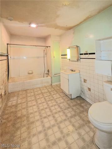 6118 Gladys Avenue Elyria OH 44035