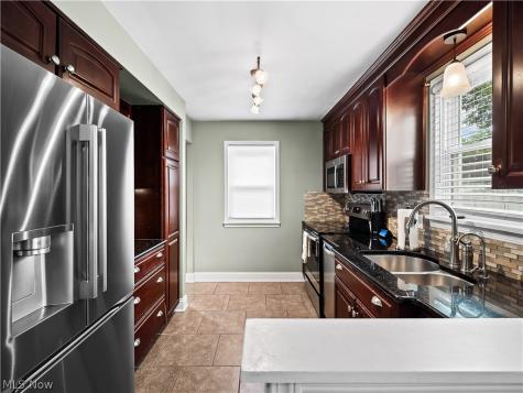 16087 Brinbourne Avenue Middleburg Heights OH 44130