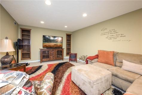 1242 Bexley Circle Akron OH 44312