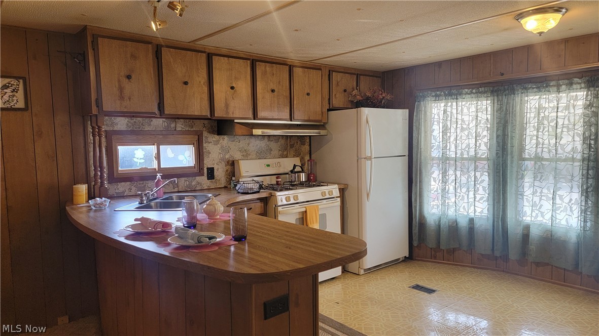 8214 Russell Lane Cleveland OH 44144