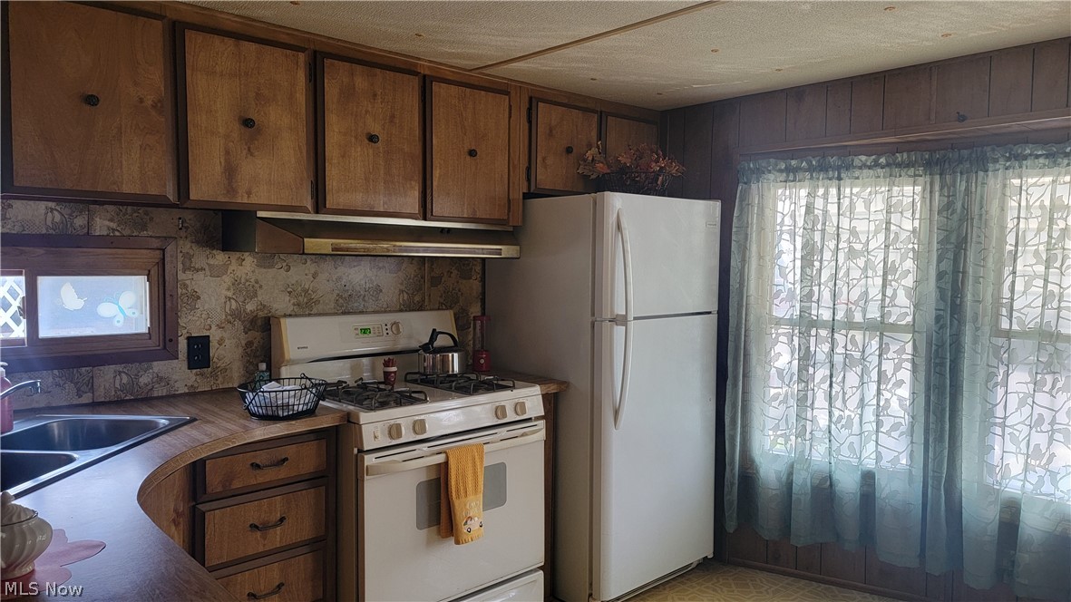 8214 Russell Lane Cleveland OH 44144