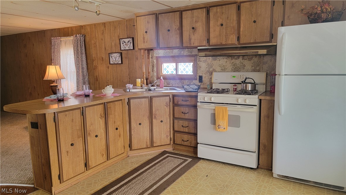 8214 Russell Lane Cleveland OH 44144
