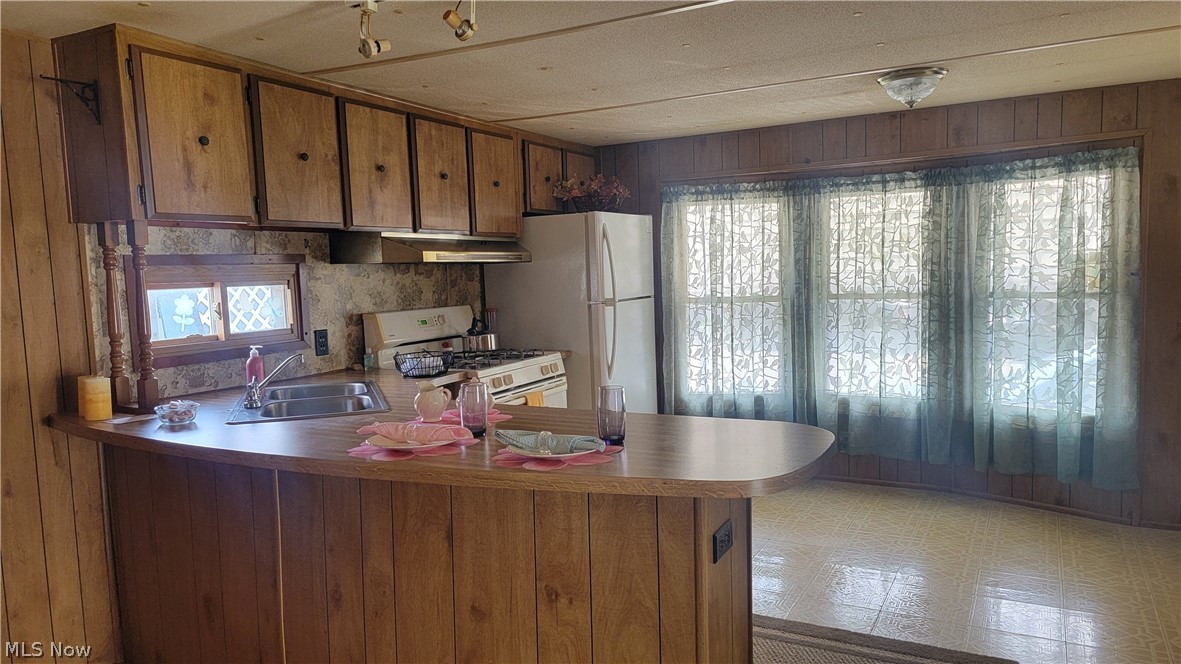 8214 Russell Lane Cleveland OH 44144