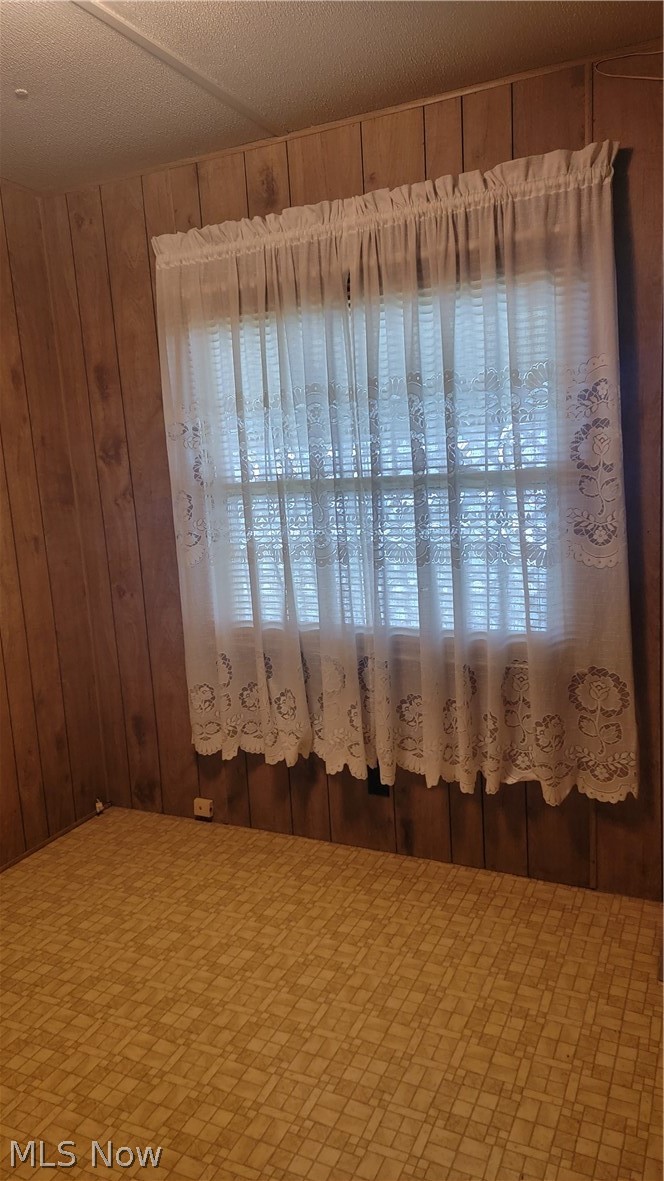 8214 Russell Lane Cleveland OH 44144