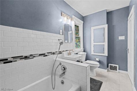2067 Lark Street Lakewood OH 44107