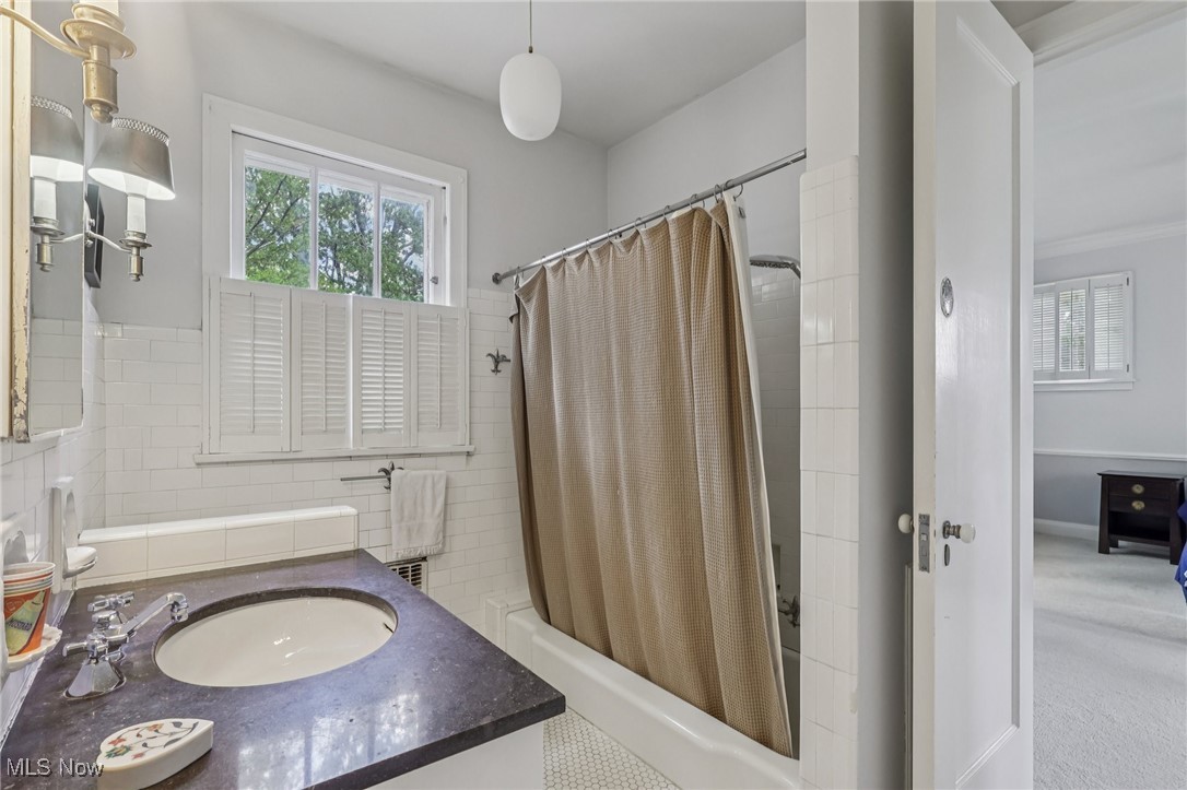 1640 Oakwood Cleveland Heights OH 44121