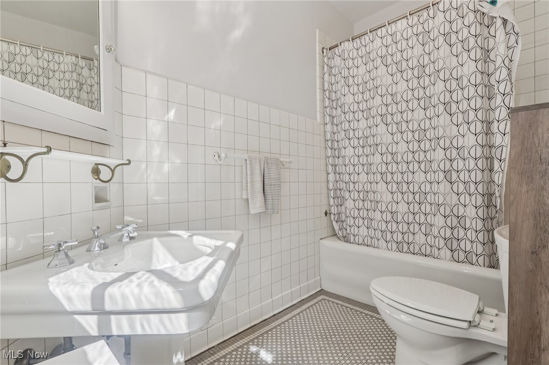 1640 Oakwood Cleveland Heights OH 44121