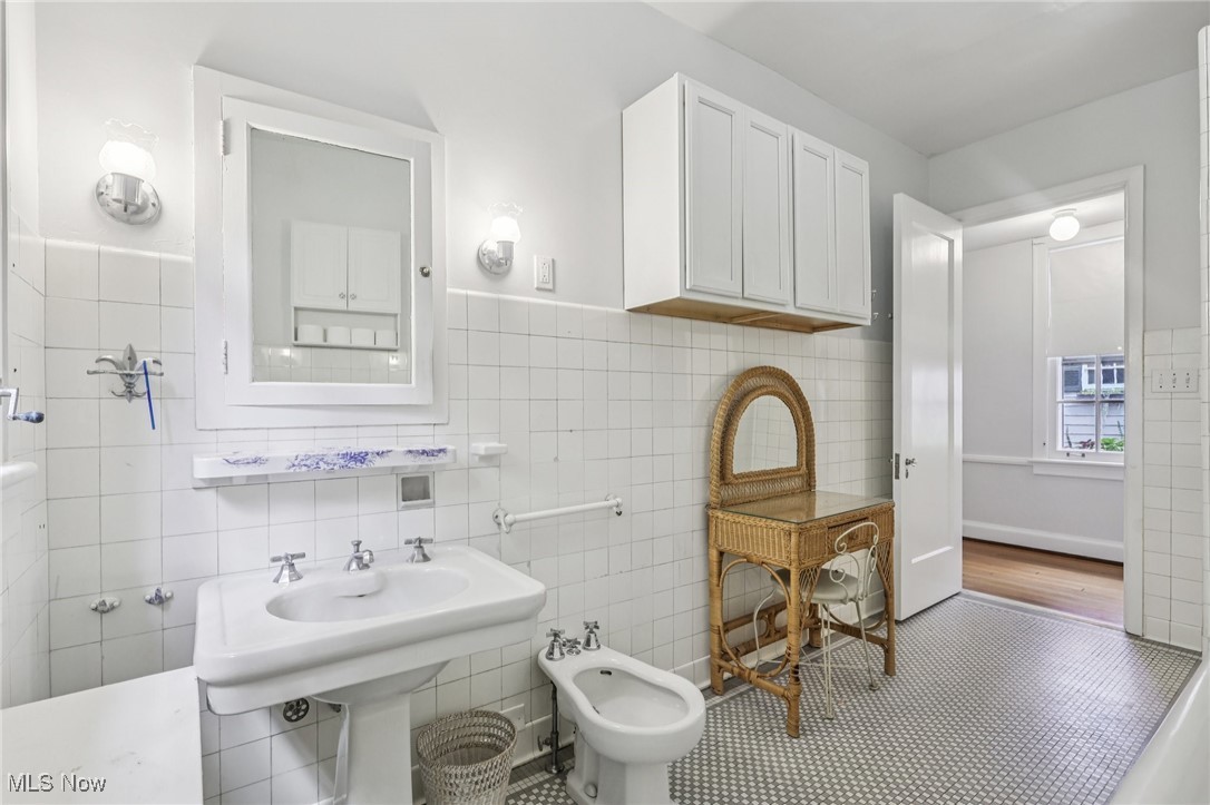 1640 Oakwood Cleveland Heights OH 44121