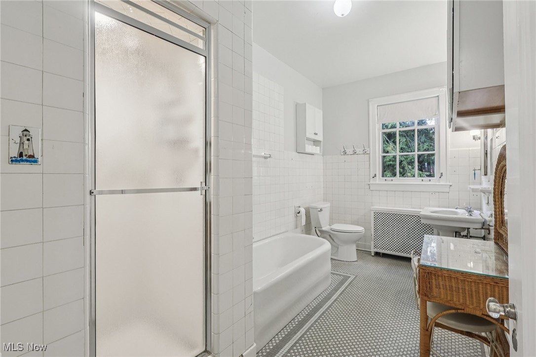 1640 Oakwood Cleveland Heights OH 44121