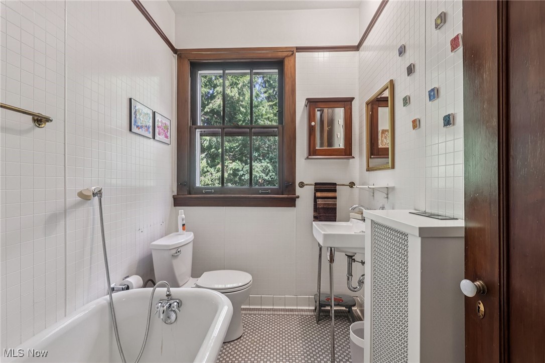 1640 Oakwood Cleveland Heights OH 44121