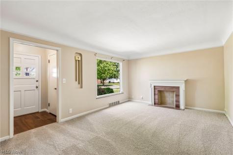 8223 Manorford Drive Cleveland OH 44129