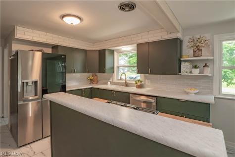 4544 Lakeknoll Street Louisville OH 44641