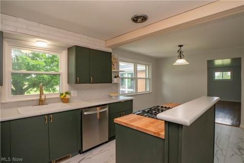4544 Lakeknoll Street Louisville OH 44641