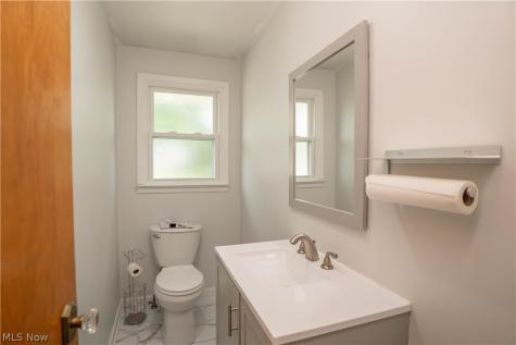4544 Lakeknoll Street Louisville OH 44641