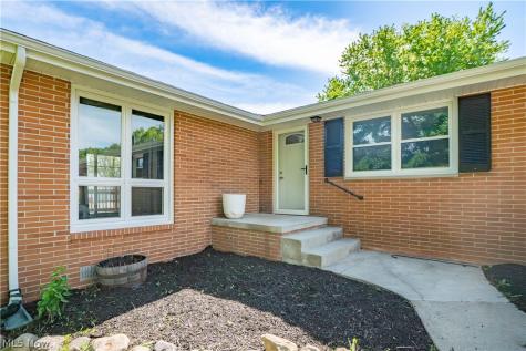 4544 Lakeknoll Street Louisville OH 44641