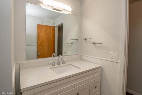 4544 Lakeknoll Street Louisville OH 44641