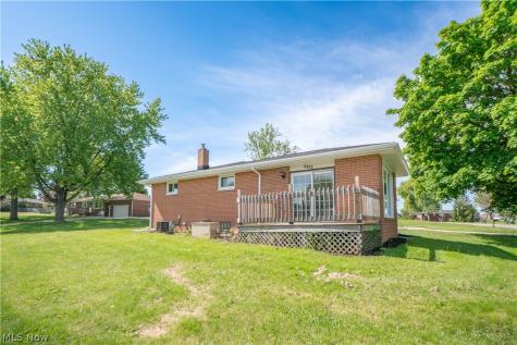 4544 Lakeknoll Street Louisville OH 44641
