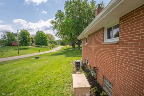 4544 Lakeknoll Street Louisville OH 44641