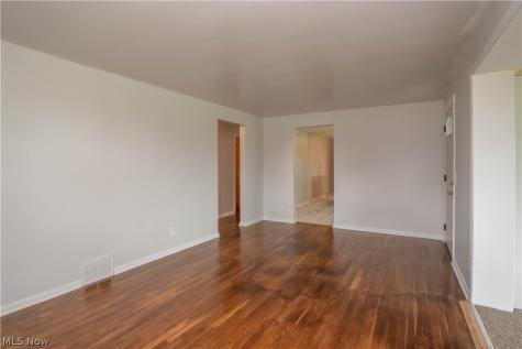 4544 Lakeknoll Street Louisville OH 44641