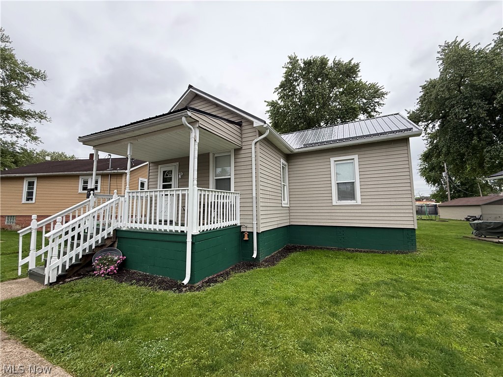 208 W 1st Street Uhrichsville OH 44683