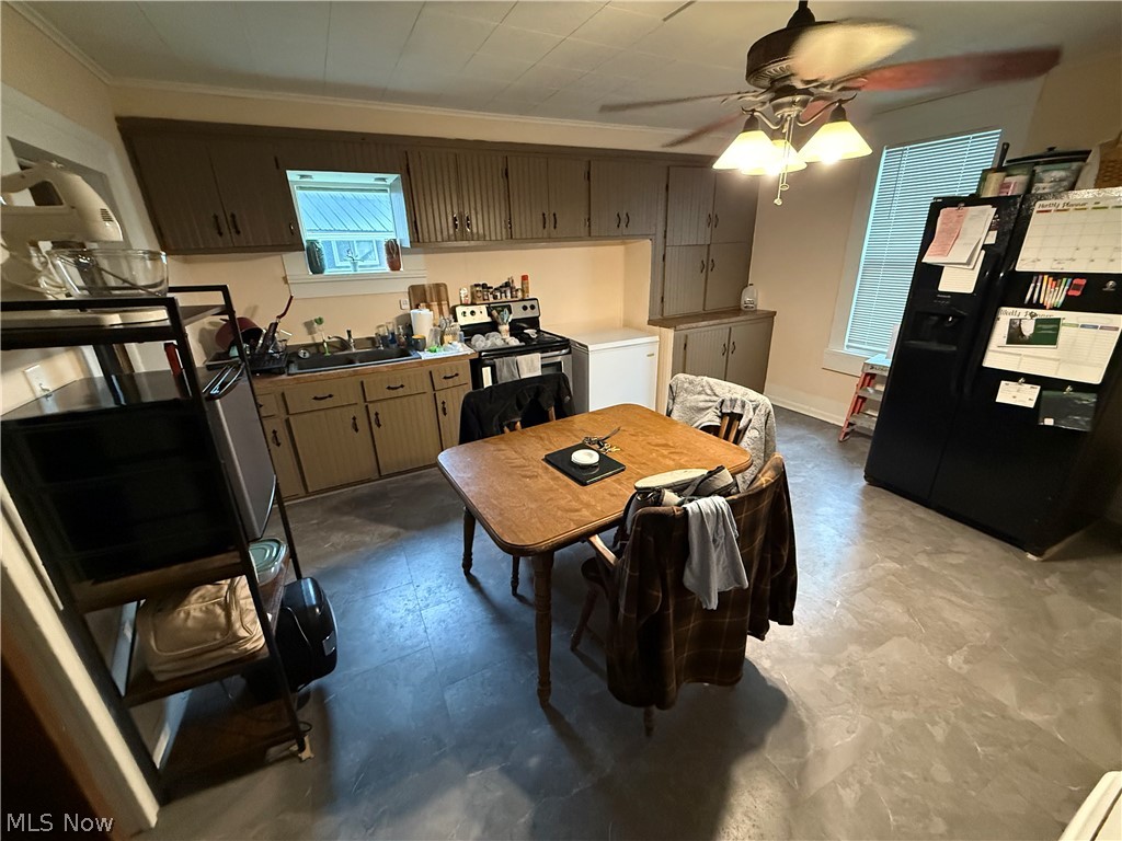 208 W 1st Street Uhrichsville OH 44683