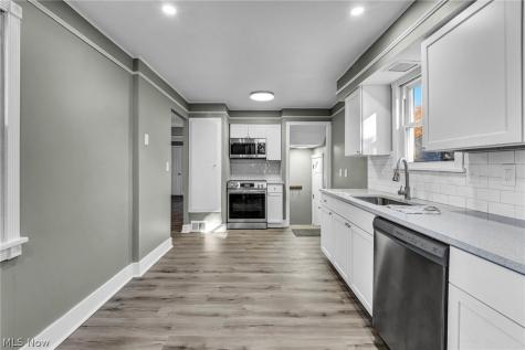 7198 Greenleaf Avenue Parma OH 44130