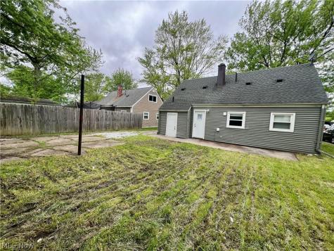 633 Blossom Drive Lorain OH 44052