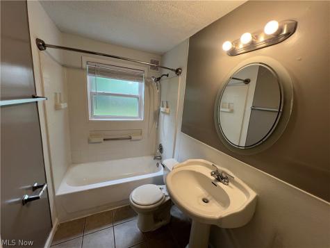 633 Blossom Drive Lorain OH 44052