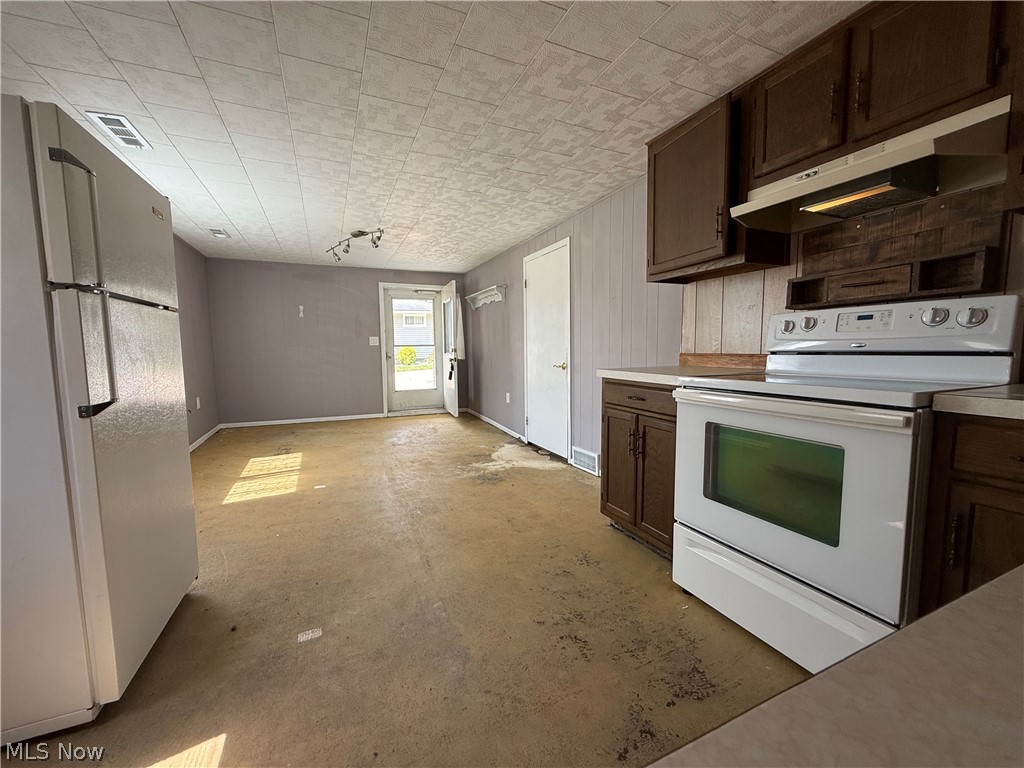 1719 Cambridge Road Coshocton OH 43812