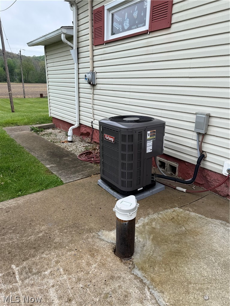 10083 Stillwater Road SE Uhrichsville OH 44683
