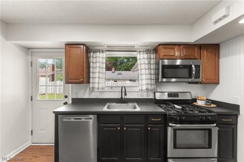 212 Parkwood Avenue Avon Lake OH 44012