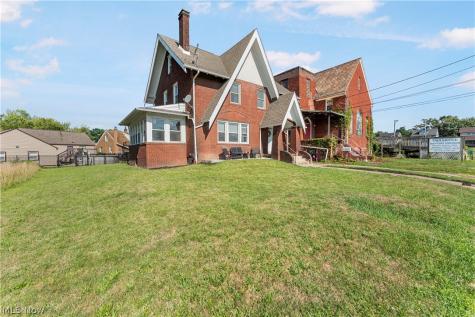 2409 Gilbert Avenue NE Canton OH 44705