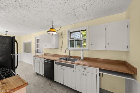1563 Stine Road Peninsula OH 44264