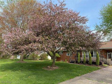 239 Fairview Street Louisville OH 44641